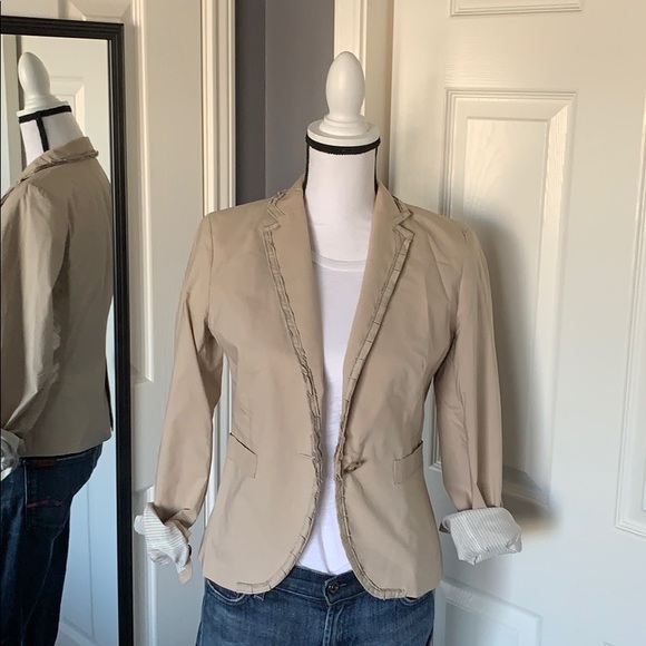 ⬇️REDUCED! Banana Republic beige blazer - Picture 3 of 7